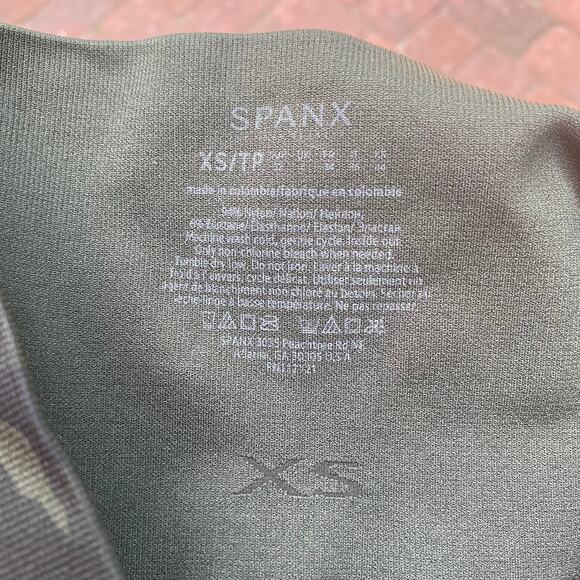 Spanx Leggings Look at Me Now Seamless Camo Camouflage Green Size Extra Small - Picture 9 of 11